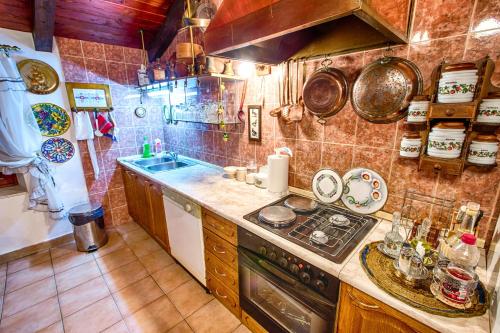 斯普利特皇家古董公寓的厨房配有水槽和炉灶 顶部烤箱