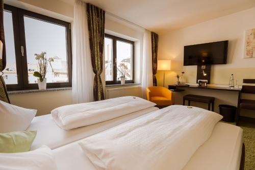 埃尔丁阿罗玛酒店的酒店客房设有两张床和窗户。