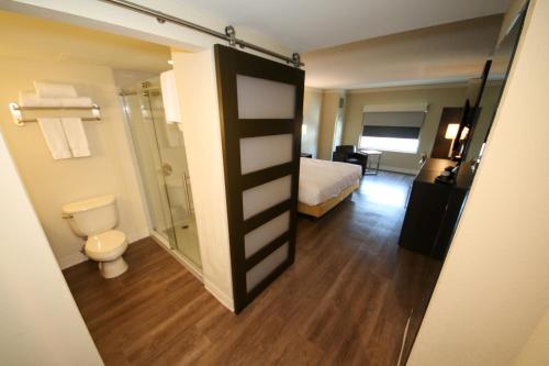 马里兰高地圣路易斯好莱坞赌场酒店的酒店客房设有带卫生间和淋浴的浴室