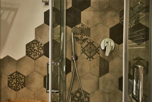 罗马阿乐&尼克旅馆的一间带淋浴的浴室和瓷砖墙