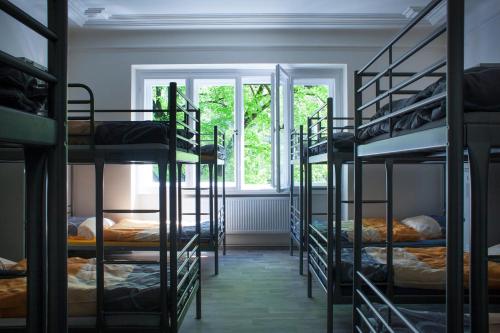 布拉格丰塔纳旅馆的一间设有一张双层床的房间