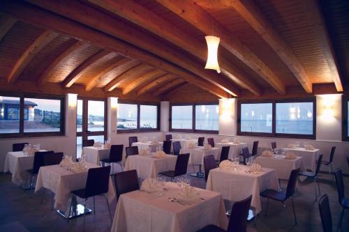 维耶斯泰弗特埃酒店的宴会厅配有白色的桌椅和窗户