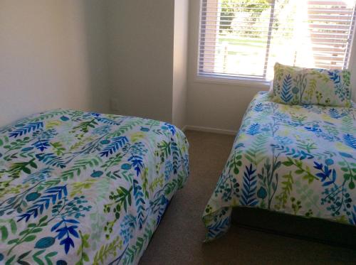 陶朗加Bethlehem Garden Retreat的一间卧室设有两张床和窗户。