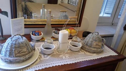 佩萨罗皮吉奥托酒店的一张桌子,上面有镜子,还有一些碗和杯子