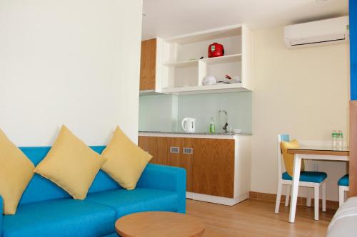 芽庄BX Apartment的客厅配有蓝色的沙发和桌子