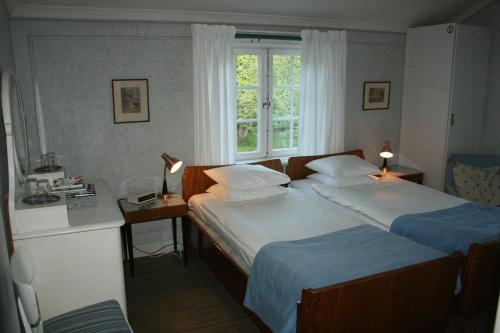 Forsbacka福什巴卡瓦德休斯酒店的酒店客房设有两张床和窗户。