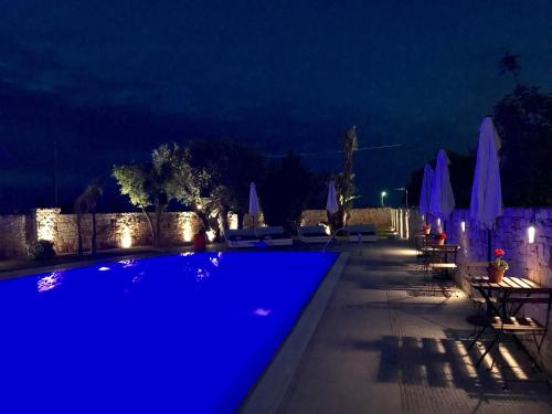 滨海波利尼亚诺Carone Suite-Charme&Pool by Bluette的夜间游泳池,灯光蓝色