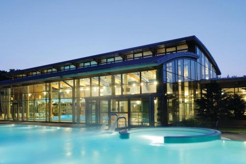 巴特朗根萨尔察Sante Royale Hotel- & Gesundheitsresort Bad Langensalza的一座建筑前面设有游泳池