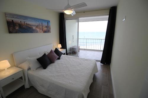 坎佩略Bellavista apartment的一间卧室设有一张床,享有海景