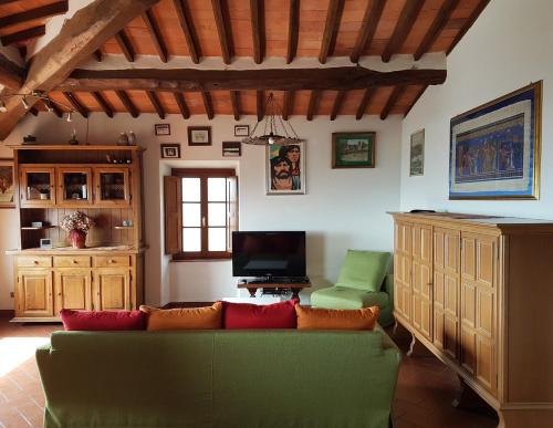 UzzanoAffittacamere Adri的客厅配有绿色沙发和电视