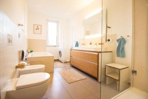 纽伦堡衮特49号公寓的浴室配有卫生间、盥洗盆和淋浴。