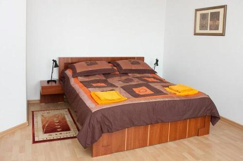 伊沃尼奇-兹德鲁伊威拉鲁比尼亚旅馆的一间卧室,卧室内配有一张大床