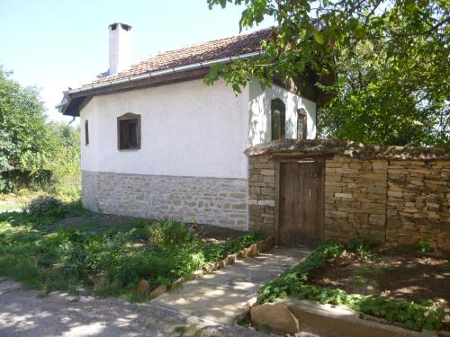 KŭrpachevoTanya's House的一座古老的石屋,设有大门和石墙