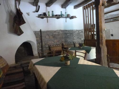 KŭrpachevoTanya's House的一间带2张桌子和壁炉的用餐室