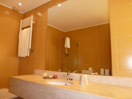 辛方伊什老港杜罗酒店的一间带水槽和大镜子的浴室