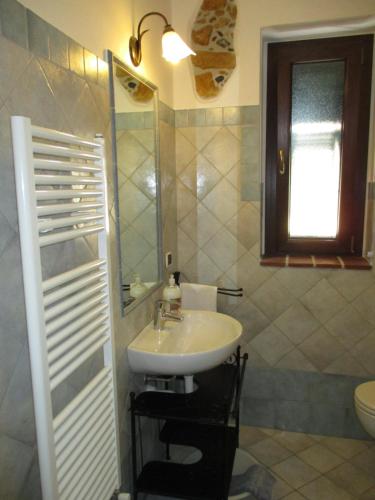 阿祖罗港Casa Porto Azzurro的一间带水槽和卫生间的浴室
