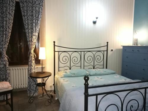 诺瓦拉戈雷皮公寓的一间卧室配有一张床、一张桌子和一盏灯