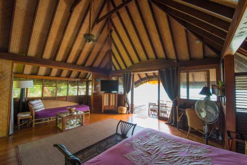 波拉波拉博拉博拉别墅酒店的一间卧室设有一张床和一间客厅。