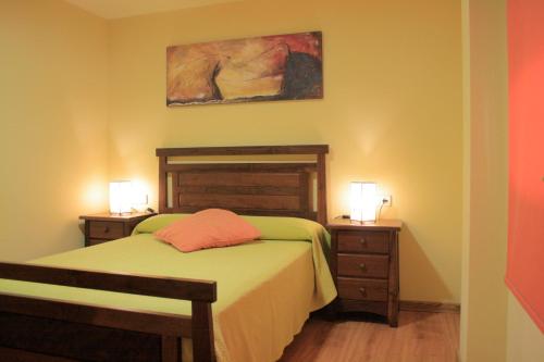 巴约讷阿巴彼得公寓的一间卧室配有绿色的床和2个床头柜