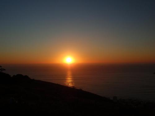 普利登堡湾Lala Panzi B&B的夕阳西下,天空中