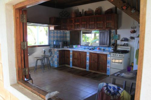 圣地亚哥Casa Playa San Diego的厨房配有木制橱柜和台面