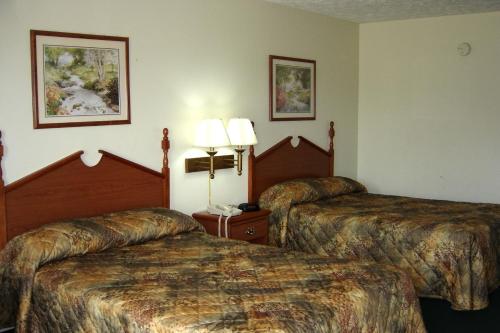 Louisville霍姆盖特酒店的酒店客房设有两张床和电话