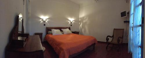 圣勒Le Bleuet的一间卧室配有一张带两个枕头的床