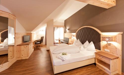 拉古多阿姆索奈可酒店的酒店客房设有一张大床和一张书桌。