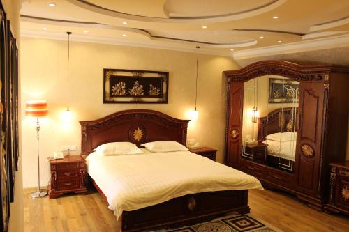 杜尚别阿特拉斯住宿加早餐旅馆的一间卧室设有一张大床和一个大镜子