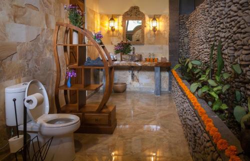 乌布塔曼拉哈希亚热带保护区和Spa的植物间内带卫生间的浴室