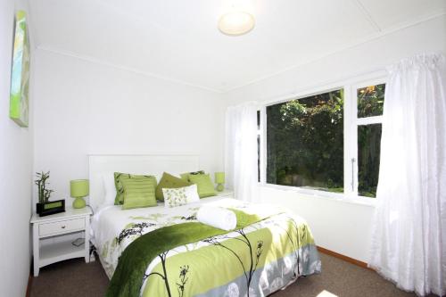 旺格努伊Durie Vale Retreat的白色的卧室设有床和窗户