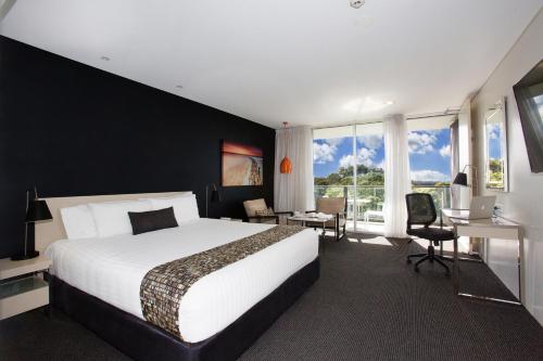 纽卡斯尔阿波罗国际贝斯特韦斯特酒店的酒店客房设有一张床、一张书桌和窗户。