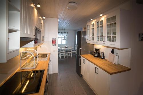 阿卡斯洛姆波罗Soukolo Apartments的厨房配有白色橱柜和黑色冰箱。