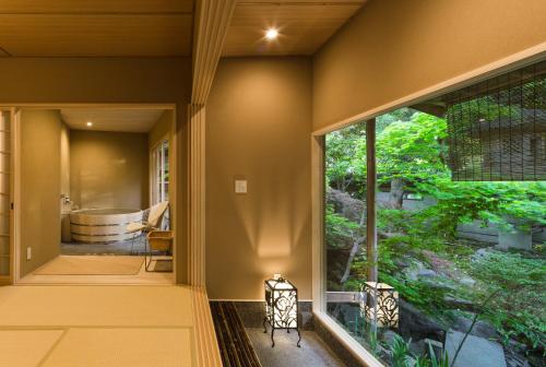 京都京都南禅寺八千代日式旅馆的带浴缸的浴室和大窗户