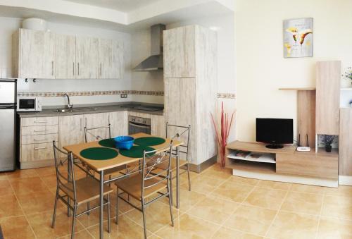 罗萨里奥港Apartamento fuerte 1的厨房配有桌椅和电视。