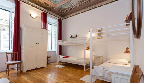 杜布罗夫尼克Old Town Hostel的客房设有两张双层床和天花板。