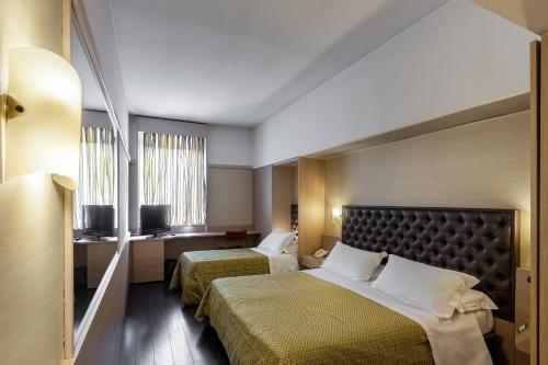 阿韦利诺阿韦利诺维瓦酒店的酒店客房设有两张床和窗户。