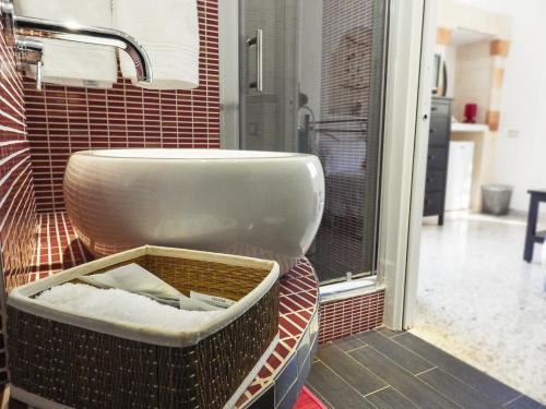 马鲁焦B&B Le Vele的浴室设有卫生间,位于窗户旁
