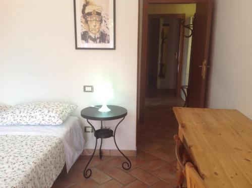 里米尼Villa Giulia的一间卧室配有一张床和一张带台灯的桌子