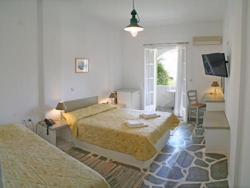 基奥尼亚维达丽思酒店的酒店客房设有两张床和电视。