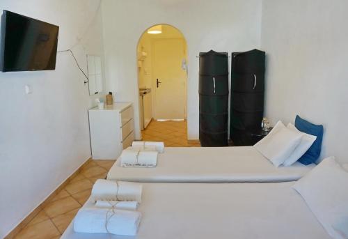 斯卡拉Ilios的客房设有两张床、一台电视和一间浴室。