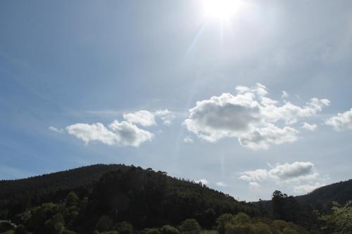 比韦罗Viveiro的享有高山和天空的阳光