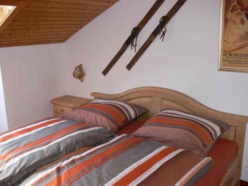 米森-维尔哈姆斯Ferienwohnung Familie Zuck的卧室内两张并排的床