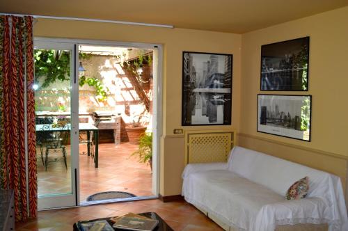 格拉维纳迪卡塔尼亚Casa Magnolia的带沙发的客厅和天井。