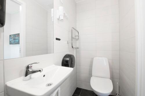 默恩达尔默恩达尔埃肯酒店的白色的浴室设有水槽和卫生间。