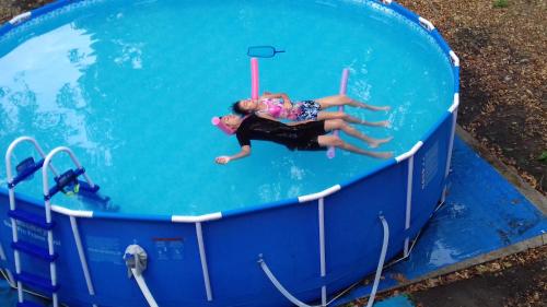 圣萨尔瓦多多纳玛塔住宿加早餐旅馆的水中游泳池里的女人