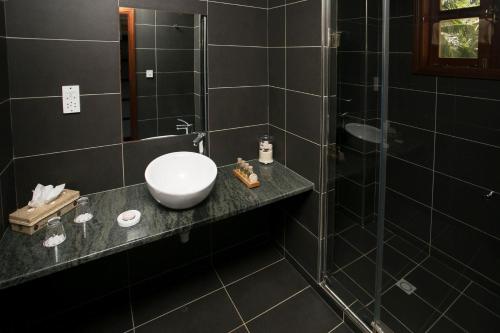 锡卢埃特岛拉贝尔托图山林小屋的一间带水槽和淋浴的浴室