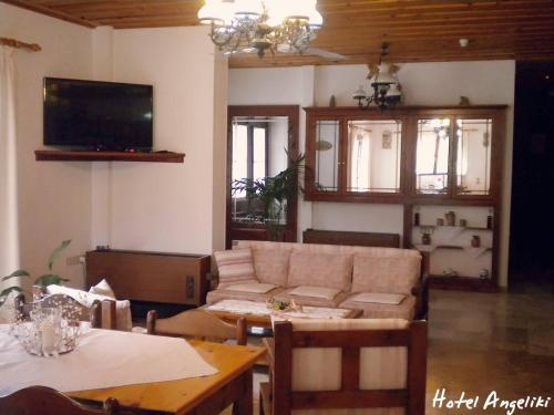 伊莱恩Hotel Angeliki的客厅配有沙发和桌子
