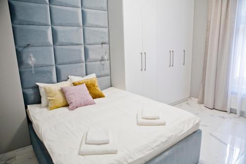克拉科夫市中心泽博凯维扎典雅公寓14的一间卧室配有一张大床和蓝色床头板