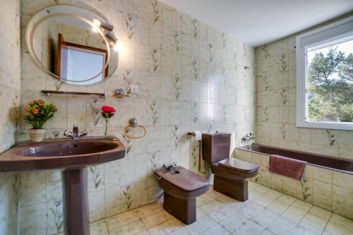 帕拉福尔斯Vivalidays Casa Genis的一间带水槽、卫生间和镜子的浴室